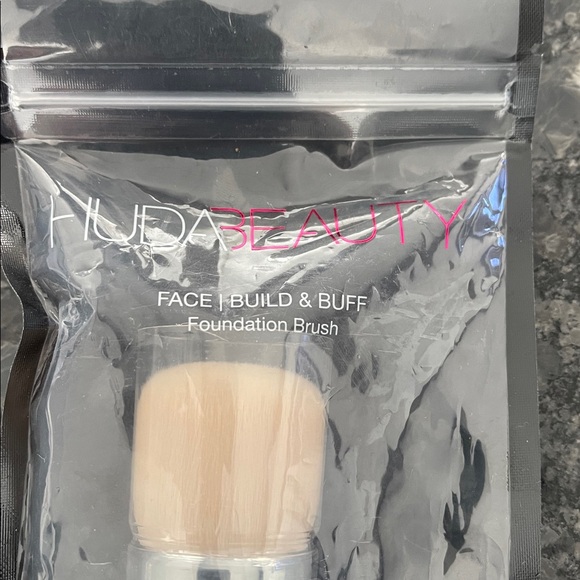 Huda Beauty Face Build & Buff Foundation Brush, dual ended brush - Picture 4 of 6